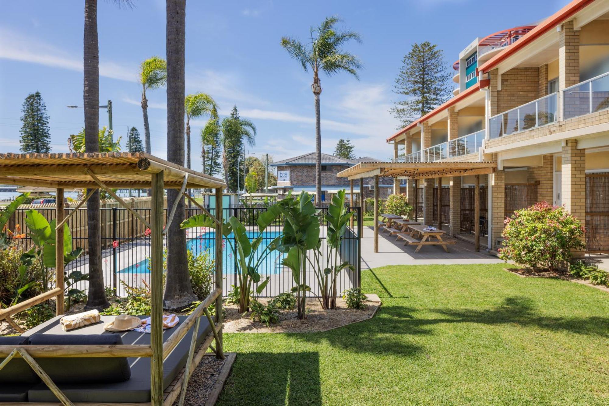 South Pacific Palms Motor Inn Tuncurry Bagian luar foto